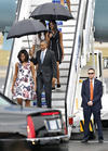 La lluvia acompañó la llegada de Obama y su familia a la isla, por lo que tuvieron que bajar las escalerillas del avión con paraguas negros.