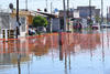La madrugada de hoy, vecinos de Ciudad Nazas amanecieron con sus calles inundadas y no precisamente porque haya llovido.