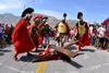 Durante el camino, los soldados romanos se burlan de Jesús, golpeándolo con fuerza y torturándolo.