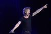 Dos canciones fueron suficientes para que tuviera que quitarse su chaqueta de brillos y lentejuelas un Mick Jagger acalorado e incombustible a sus 72 años, que recorrió innumerables veces los 80 metros de largo por 56 de ancho del escenario.