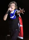 Dos canciones fueron suficientes para que tuviera que quitarse su chaqueta de brillos y lentejuelas un Mick Jagger acalorado e incombustible a sus 72 años, que recorrió innumerables veces los 80 metros de largo por 56 de ancho del escenario.