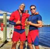 "La Roca" y Zac Efron encabezan el elenco de Baywatch.