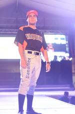 El diseño del uniforme de local mostró un jersey y pantalón en color blanco, adornados con pequeñas líneas verticales en color negro y la leyenda Vaqueros en el frente.
