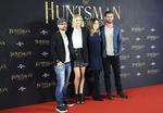El actor australiano Chris Hemsworth protagoniza la cinta como "Eric", el Cazador.