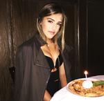 “No disfruto actuar tanto como disfruto modelar. Me sentí atraída al arte de crear imágenes únicas”, comentó la joven Sistine, cuya madre, Jennifer Flavin, fue una supermodelo en los años 90.