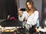 “No disfruto actuar tanto como disfruto modelar. Me sentí atraída al arte de crear imágenes únicas”, comentó la joven Sistine, cuya madre, Jennifer Flavin, fue una supermodelo en los años 90.