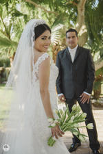 03042016 Kathia y Cristian en una fotografía de estudio el día de su boda.- JC Estudio