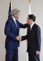 Kerry fue recibido por Fumio Kishida, ministro de relaciones exteriores de Japón.