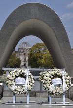 Colocó una corona de flores en el monumento de arcos de piedra que está junto al parque, desde donde se alcanza a ver el emblemático Domo de la Bomba Atómica.