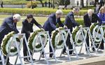Kerry visitó el monumento por la paz junto a otros ministros del exterior del Grupo de los Siete países más industrializados.