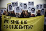 Activistas de Amnistía Internacional sostienen una pancarta que lee "México: ¿Dónde están los 43 estudiantes?" durante una protesta contra la tortura y las desapariciones en México con motivo de la visita del presidente de México, Enrique Peña Nieto, en Berlín.