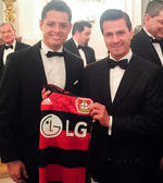 Peña Nieto también aprovechó su visita a Alemania para reunirse con Javier 'Chicharito' Hernández, delantero del Bayer Leverkusen.