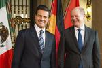 El presidente mexicano Enrique Peña Nieto ( es recibido por el alcalde de Hamburgo Olaf Scholz durante un acto en el ayuntamiento de dicha ciudad en Alemania.