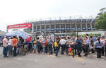 Los sombreros rancheros y charros abundaron en las afueras del Estadio Azteca, cuando hasta los puestos destinados a vender productos deportivos se ajustaron al último concierto de Vicente Fernández.