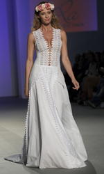 Una modelo luce un diseño de Dira Moda durante el cierre de la pasarela de moda nupcial Costura España.