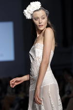 Una modelo luce un diseño de Dira Moda.