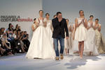 Una modelo luce un diseño de Dira Moda durante el cierre de la pasarela de moda nupcial Costura España.