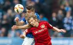 Javier Hernández rompió el empate que predominaba en casa del Schalke 04, para ganar 3-2 en la jornada 31 de la Bundesliga.