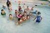 18042016 UN RICO CHAPUZóN.   Niños de 5  y 6 años en sus clases de natación en la alberca de la Sección 35.