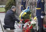 Poroshenko acudió a uno de los monumentos erigidos en honor a las víctimas.
