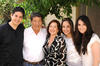 24042016 FESTEJO EN FAMILIA.  Guillermo y Estela acompañados de sus hijos: Memo, Cynthia y Pamela.