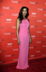 Gina Rodríguez, también catalogada como una de las personas más influyentes, pasó por la alfombra roja con un escotado atuendo.