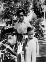 17042016 Sra. Consuelo RÃ­os de GuzmÃ¡n y sus hijos, JesÃºs GuzmÃ¡n RÃ­os y AgustÃ­n GuzmÃ¡n RÃ­os, en el Parque Guadiana de Durango, Dgo., en 1970.