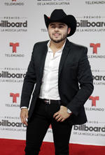 Marco Antonio Solís junto a su esposa Cristian Salas.
