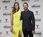 Gerardo Ortiz estuvo envuelto en polémicas por su video Fuiste mía, pero acudió sonriente a la premiación.