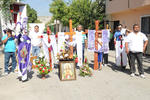 Vecinos de diversas colonias al poniente de Torreón festejaron el Día de la Santa Cruz.
