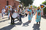 Vecinos de diversas colonias al poniente de Torreón festejaron el Día de la Santa Cruz.