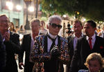 Karl Lagerfeld posó a lado de varias modelos pertenecientes a Chanel.