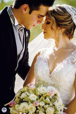 01052016 En una bonita fotografí­a de estudio, Cristina y David el día de su boda.- Ed Isais Fotografí­a