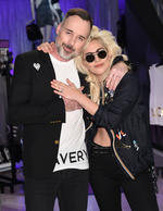 Lady Gaga estuvo acompañada de David Furnish, esposo de Elton John y presidente de su fundación.