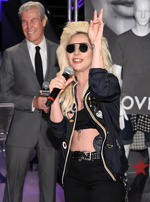 Lady Gaga estuvo acompañada de David Furnish, esposo de Elton John y presidente de su fundación.