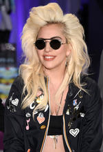La cantante posó ante los medios de comunicación en el lanzamiento de la línea de ropa y accesorios.