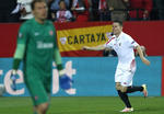 Kevin Gameiro, del Sevilla, tras superar a Andriy Pyatov  portero del Shakhtar Donetsk.