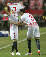 El delantero francés del Sevilla, Kevin Gameiro celebra su segundo gol del encuentro.