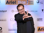 Humberto Busto desfiló por la alfombra roja del evento.