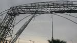 El mal clima y la falta de mantenimiento provocaron que parte de la estructura metálica de la llamada Puerta de Torreón, se comenzara a desprender.
