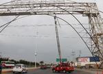 El mal clima y la falta de mantenimiento provocaron que parte de la estructura metálica de la llamada Puerta de Torreón, se comenzara a desprender.