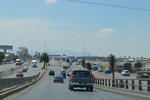 Al bajar el puente de ‘El Campesino’ todos los vehículos se acomodan en sólo dos carriles de circulación, hasta llegar al cruce con la carretera a San Pedro.