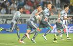Con más sufrimiento de lo esperado, Pachuca se instaló en las semifinales del Torneo Clausura 2015 de la Liga MX, al vencer 3-2 a Santos Laguna (4-3 global), en un gran juego del uruguayo Jonathan Urretaviscaya.