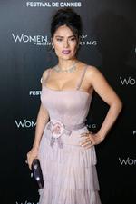 Esta no es la primera ocasión en la cual Salma Hayek llama la atención por su escote.
