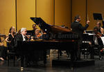 Luego de la introducción apareció en escena el pianista mexicano Juan Pablo Horcasitas, solista invitado al décimo programa.