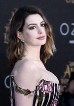 Anne Hathaway reapareció ante las cámaras tras convertirse en madre.