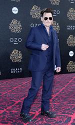 Johnny Depp acudió al Teatro Capitan en Los Ángeles, para el estreno de la nueva película de Alicia.