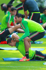 "Gullit" Peña realizando los ejercicios del entrenamiento junto a Jesús Dueñas.