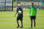 El técnico Juan Carlos Osorio dando indicaciones en el entrenamiento del día de hoy.