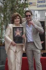 El actor y cantante Diego Boneta también estuvo al lado de Angélica María durante el reconocimiento.